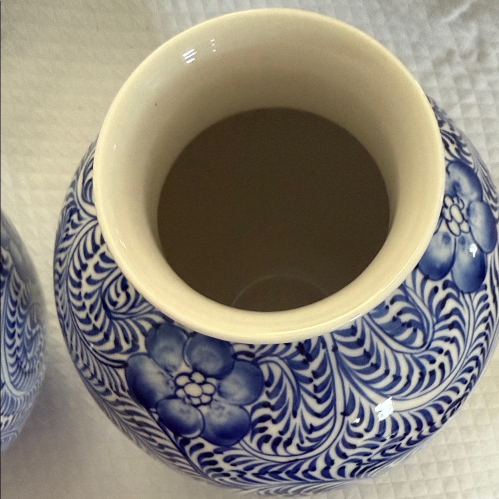 Pair of Hand-Painted Blue & White Chinoiserie Vases Made in Vietnam Mint - Picture 3 of 8